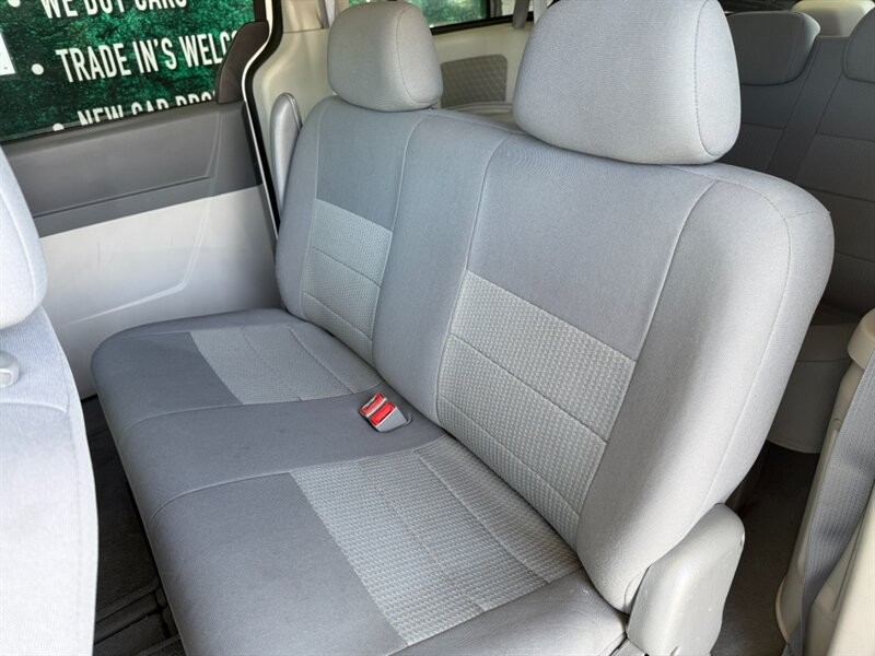 Dodge Grand Caravan Vehicle Full-screen Gallery Image 21