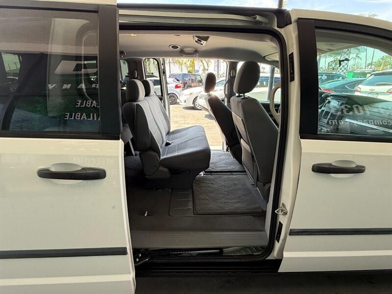 Dodge Grand Caravan Vehicle Full-screen Gallery Image 23