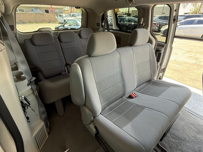 Dodge Grand Caravan Vehicle Full-screen Gallery Image 24