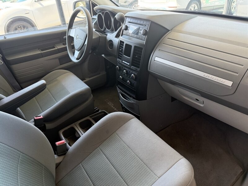 Dodge Grand Caravan Vehicle Full-screen Gallery Image 25