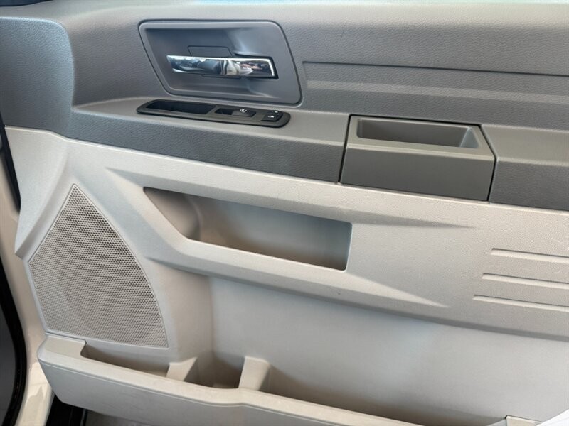 Dodge Grand Caravan Vehicle Full-screen Gallery Image 26