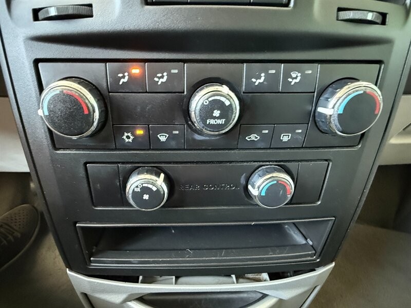 Dodge Grand Caravan Vehicle Full-screen Gallery Image 30