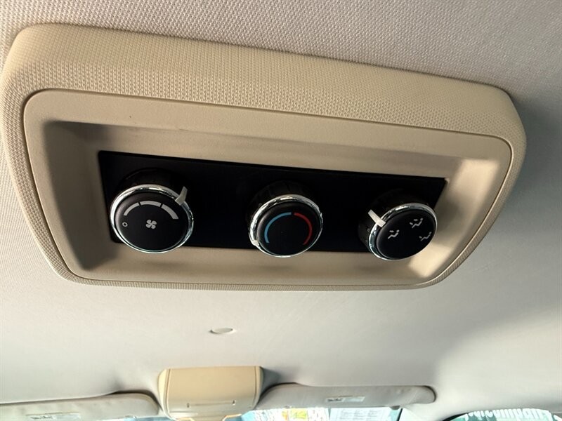 Dodge Grand Caravan Vehicle Full-screen Gallery Image 32