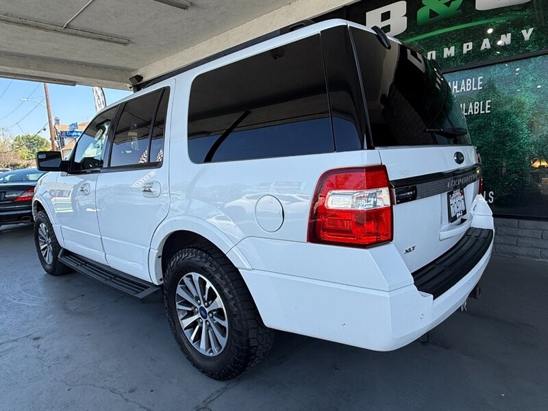 Ford Expedition Vehicle Full-screen Gallery Image 04