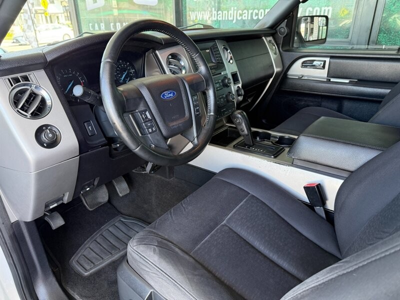 Ford Expedition Vehicle Full-screen Gallery Image 17