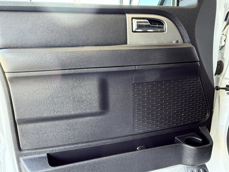 Ford Expedition Vehicle Full-screen Gallery Image 24