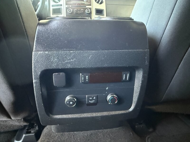 Ford Expedition Vehicle Full-screen Gallery Image 28