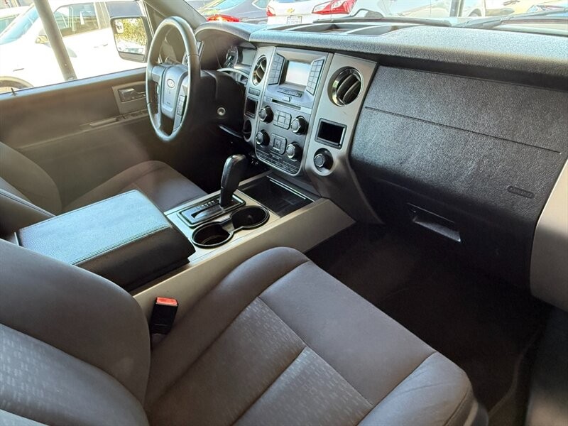 Ford Expedition Vehicle Full-screen Gallery Image 29