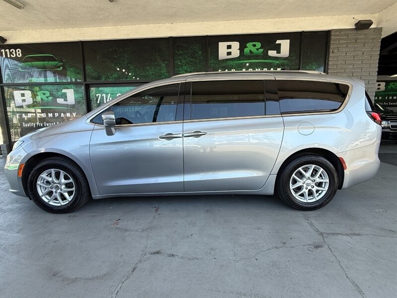 Chrysler Pacifica Vehicle Full-screen Gallery Image 03