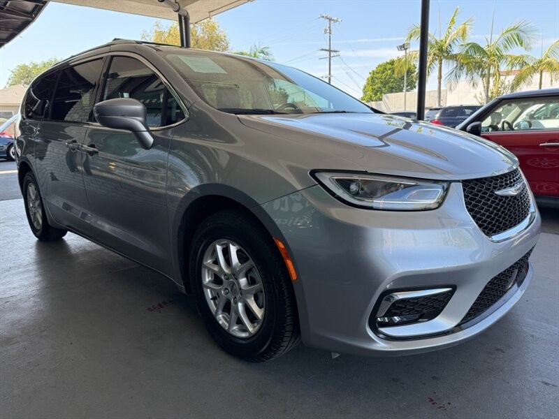 Chrysler Pacifica Vehicle Full-screen Gallery Image 07