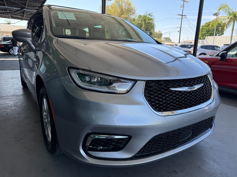 Chrysler Pacifica Vehicle Full-screen Gallery Image 08