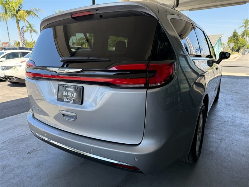 Chrysler Pacifica Vehicle Full-screen Gallery Image 10