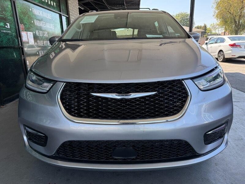 Chrysler Pacifica Vehicle Full-screen Gallery Image 11