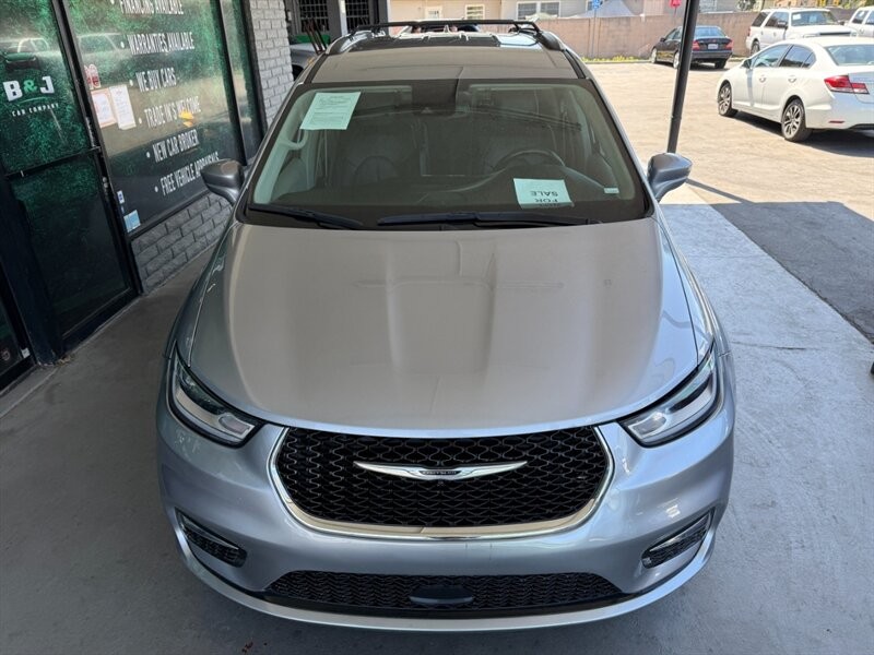 Chrysler Pacifica Vehicle Full-screen Gallery Image 12