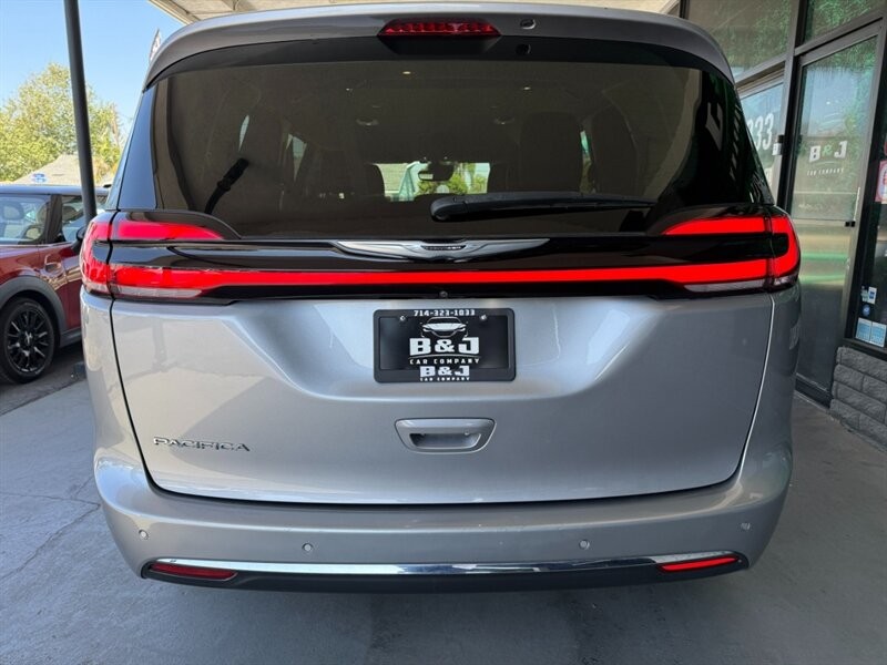 Chrysler Pacifica Vehicle Full-screen Gallery Image 13