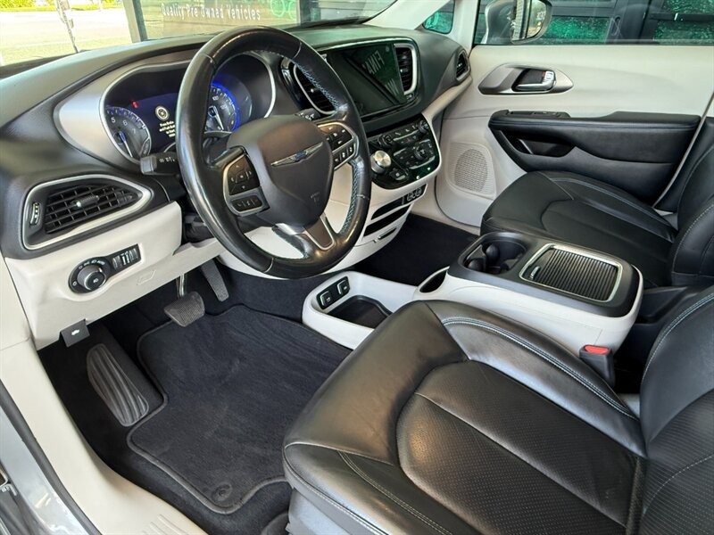 Chrysler Pacifica Vehicle Full-screen Gallery Image 16