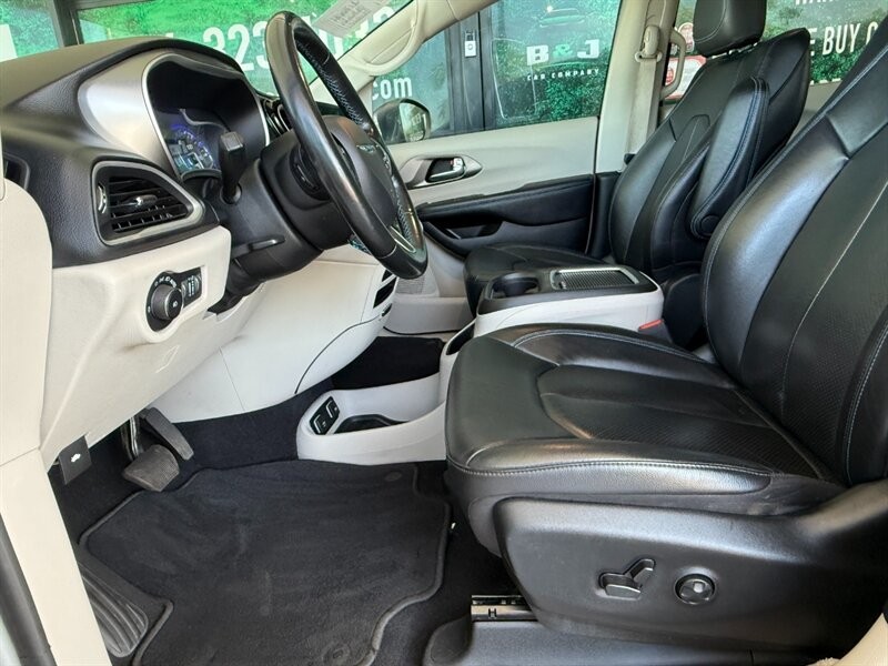 Chrysler Pacifica Vehicle Full-screen Gallery Image 17