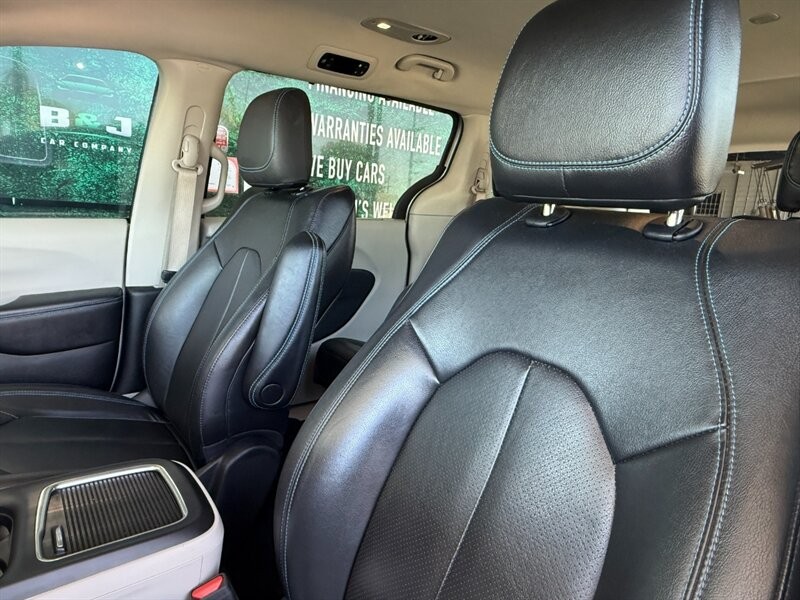 Chrysler Pacifica Vehicle Full-screen Gallery Image 18