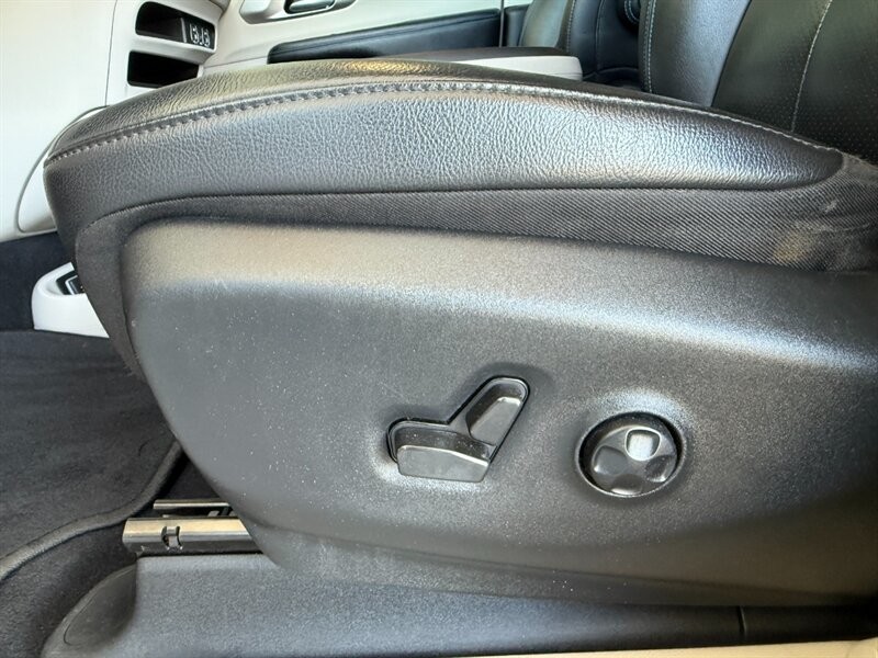 Chrysler Pacifica Vehicle Full-screen Gallery Image 19