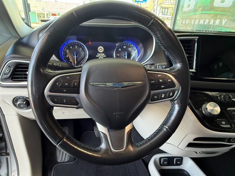 Chrysler Pacifica Vehicle Full-screen Gallery Image 20