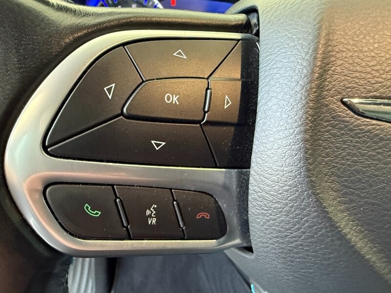 Chrysler Pacifica Vehicle Full-screen Gallery Image 21