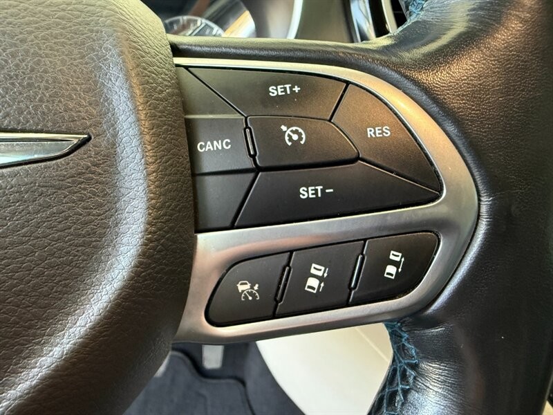 Chrysler Pacifica Vehicle Full-screen Gallery Image 22