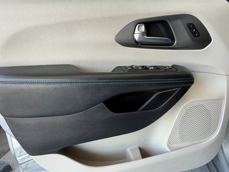 Chrysler Pacifica Vehicle Full-screen Gallery Image 23