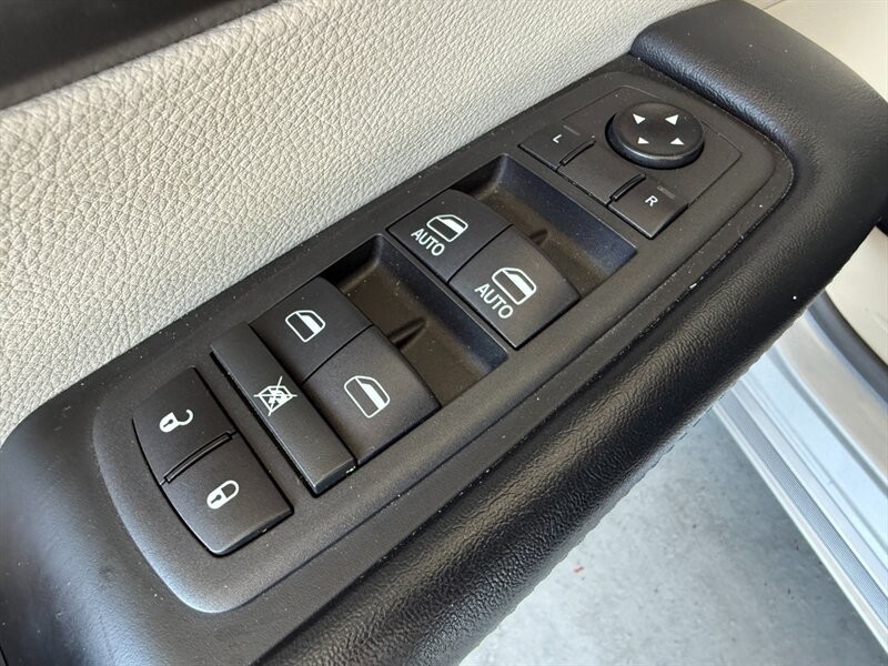 Chrysler Pacifica Vehicle Full-screen Gallery Image 24