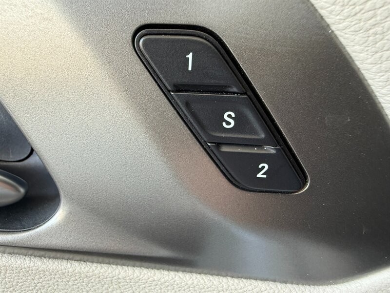 Chrysler Pacifica Vehicle Full-screen Gallery Image 25