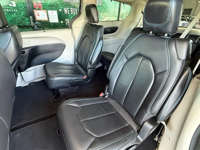 Chrysler Pacifica Vehicle Full-screen Gallery Image 27