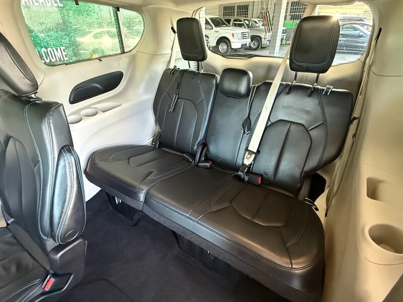 Chrysler Pacifica Vehicle Full-screen Gallery Image 28