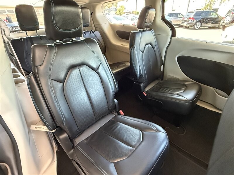 Chrysler Pacifica Vehicle Full-screen Gallery Image 29