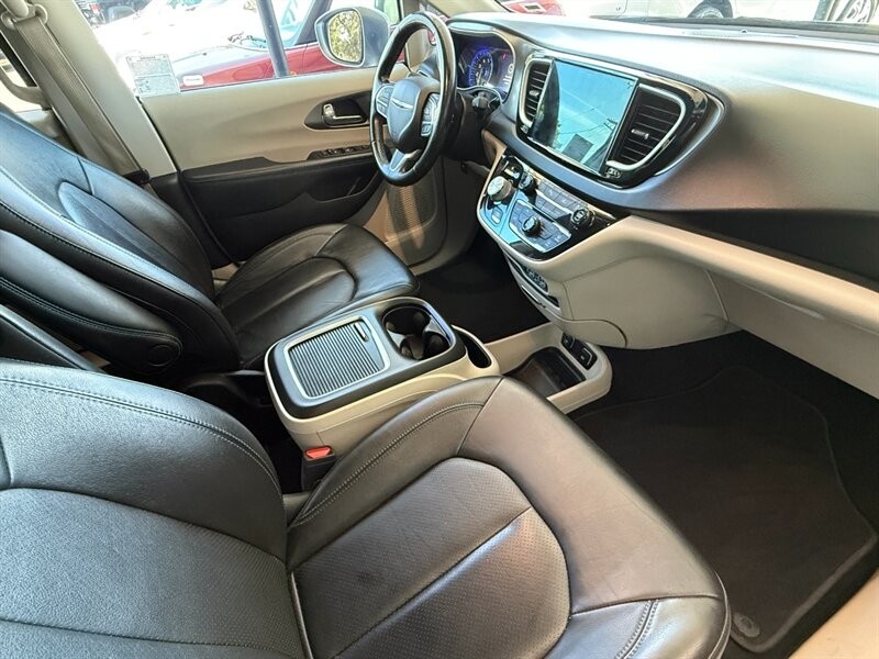 Chrysler Pacifica Vehicle Full-screen Gallery Image 30