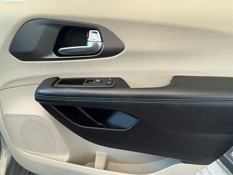 Chrysler Pacifica Vehicle Full-screen Gallery Image 31