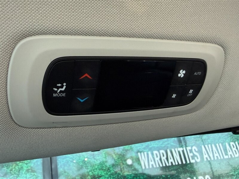 Chrysler Pacifica Vehicle Full-screen Gallery Image 32