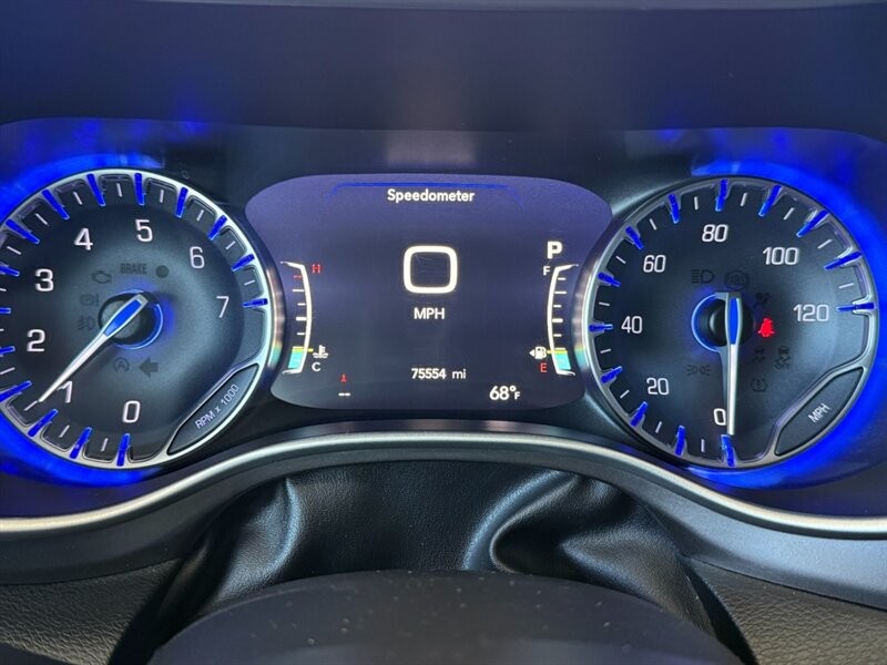 Chrysler Pacifica Vehicle Full-screen Gallery Image 33