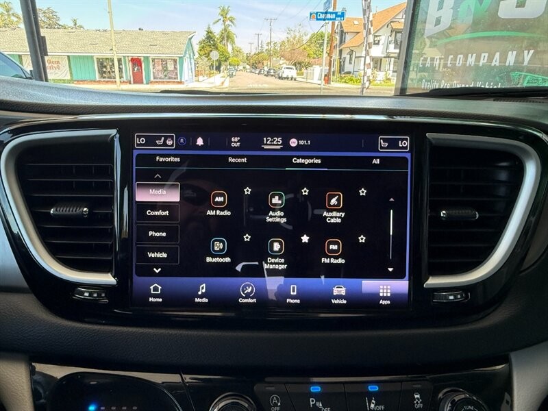 Chrysler Pacifica Vehicle Full-screen Gallery Image 34