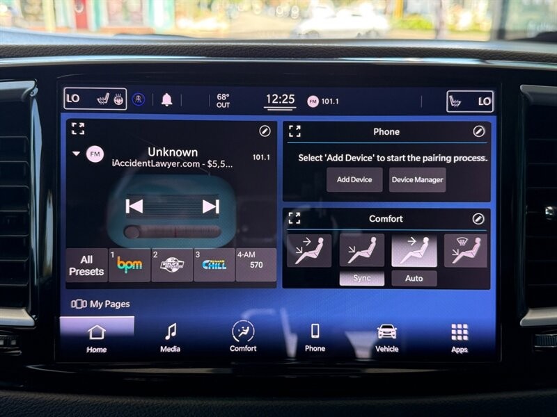 Chrysler Pacifica Vehicle Full-screen Gallery Image 35