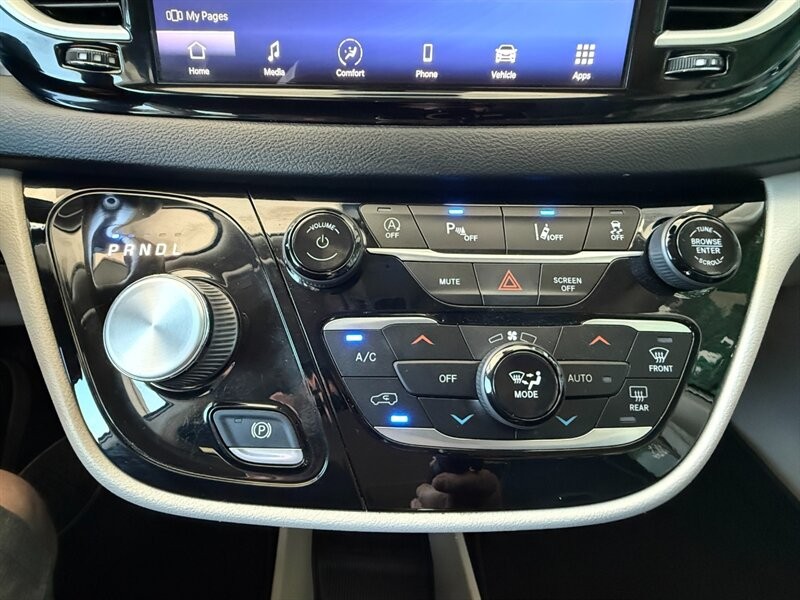 Chrysler Pacifica Vehicle Full-screen Gallery Image 37