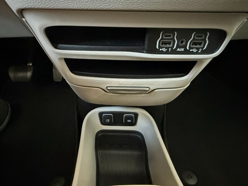 Chrysler Pacifica Vehicle Full-screen Gallery Image 38