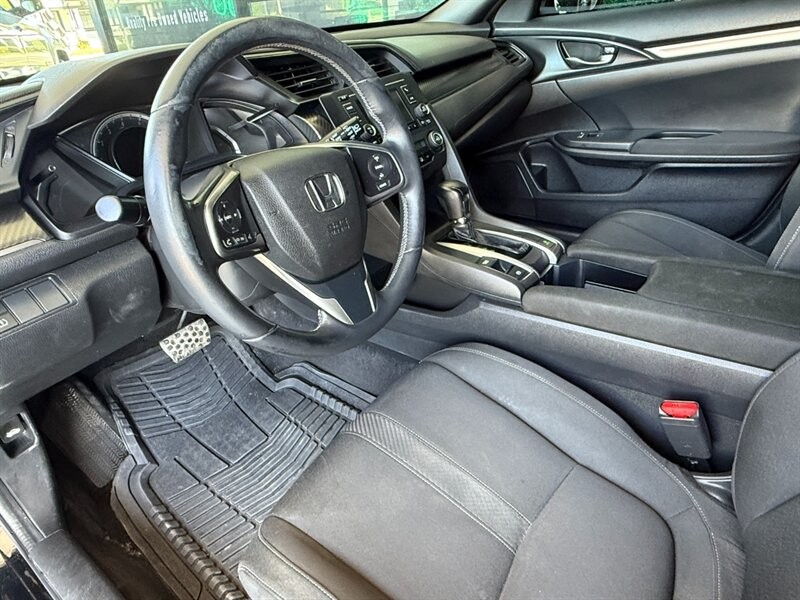 Honda Civic Hatchback Vehicle Full-screen Gallery Image 16