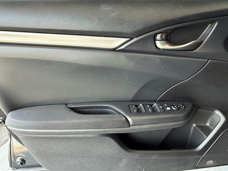 Honda Civic Hatchback Vehicle Full-screen Gallery Image 22