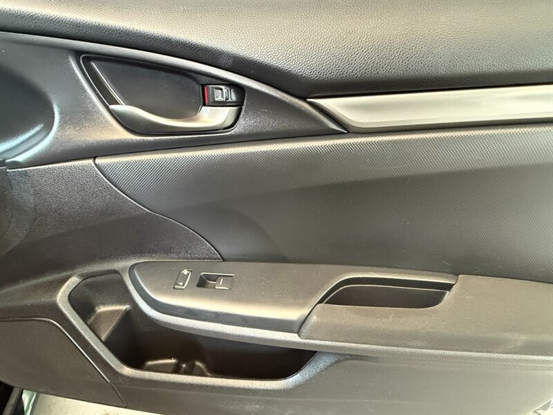 Honda Civic Hatchback Vehicle Full-screen Gallery Image 26