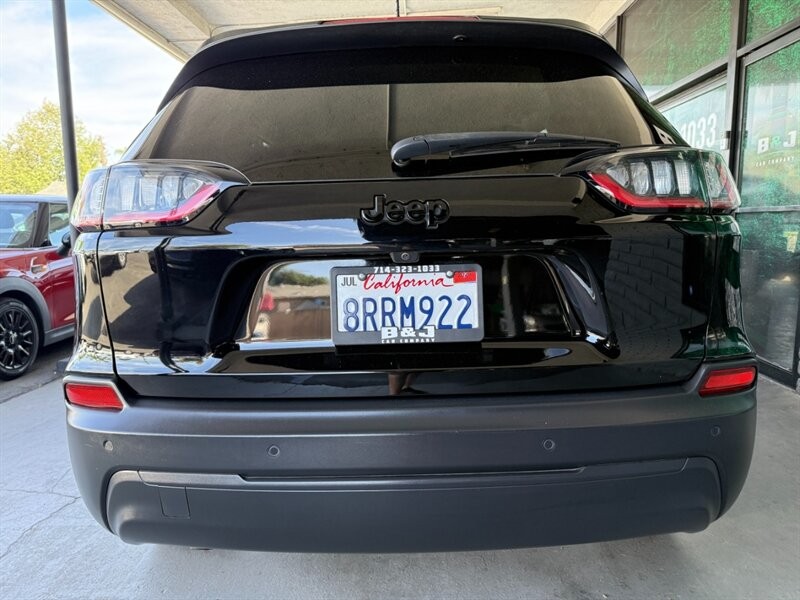 Jeep Cherokee Vehicle Full-screen Gallery Image 14