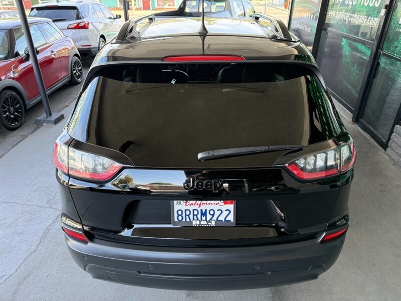 Jeep Cherokee Vehicle Full-screen Gallery Image 15