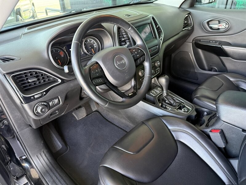 Jeep Cherokee Vehicle Full-screen Gallery Image 16