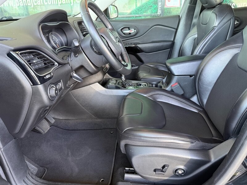 Jeep Cherokee Vehicle Full-screen Gallery Image 17