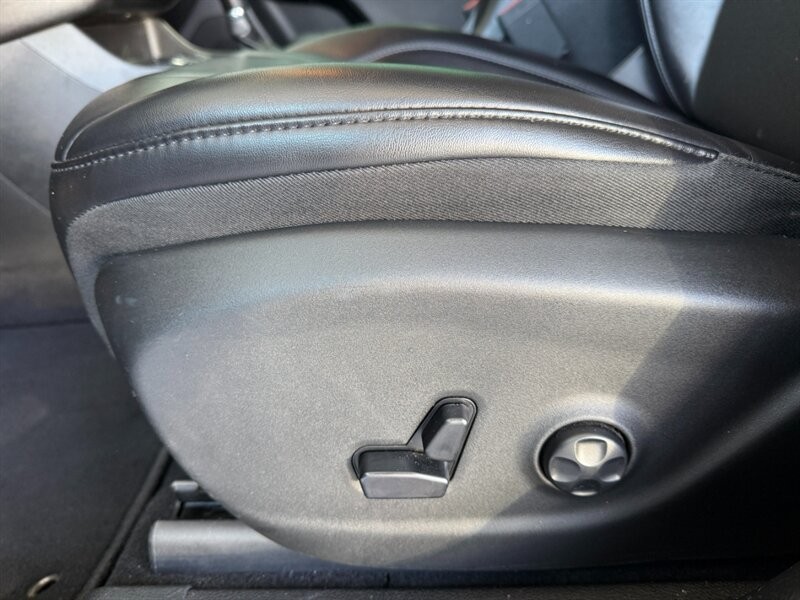 Jeep Cherokee Vehicle Full-screen Gallery Image 19