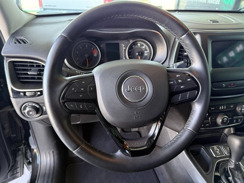 Jeep Cherokee Vehicle Full-screen Gallery Image 20