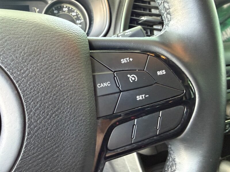 Jeep Cherokee Vehicle Full-screen Gallery Image 22